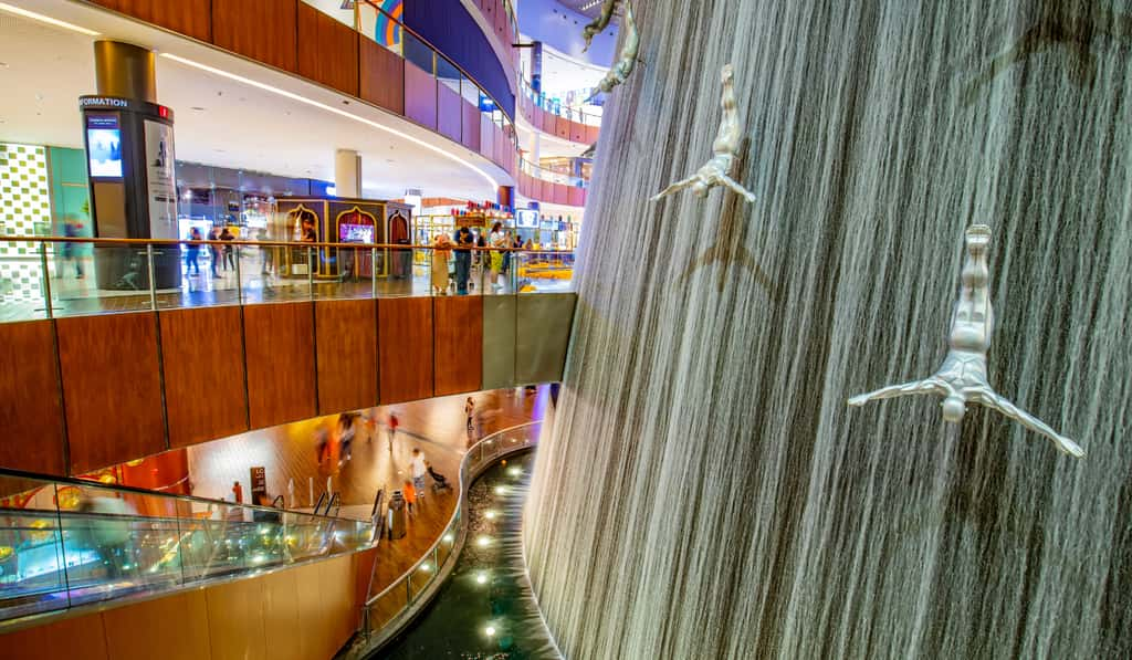 L'intérieur du Dubai Mall et son impressionnante fontaine aux plongeurs. © Arcady, Adobe Stock