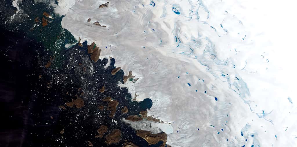 Lacs de fonte observés au nord-ouest du Groenland le 30 juillet 2019. Images du satellite Landsat 8. © Nasa Earth Observatory