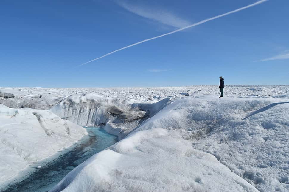 La limite entre pluies et chutes de neige est repoussée vers le nord. Les premières accélèrent la fonte de la calotte groenlandaise en surface, les secondes lui font gagner de la masse. C'est pourquoi le remplacement de la neige par la pluie, y compris pendant la saison froide, est inquiétant. Ici, une rivière formée par de l'eau de fonte dans le glacier Russell au Groenland. © Kevin Krajick/<em>Earth Institute</em>