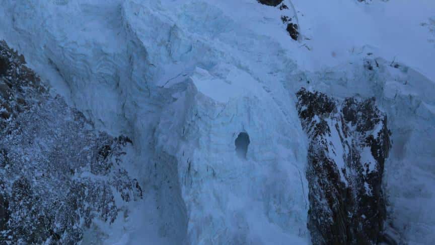 La mystérieuse grotte de glace, prise en photo sur le glacier des Bossons, a une forme circulaire plutôt étonnante. © Ludovic Ravanel