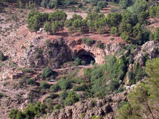 Vue aérienne de la grotte des Pigeons. Elle se trouve près du village de Taforalt dans le massif montagneux des Rifains de Ait Iznassen, à 720 m d’altitude. La cavité se situe donc dans le nord-est du Maroc. © Ian Cartwright