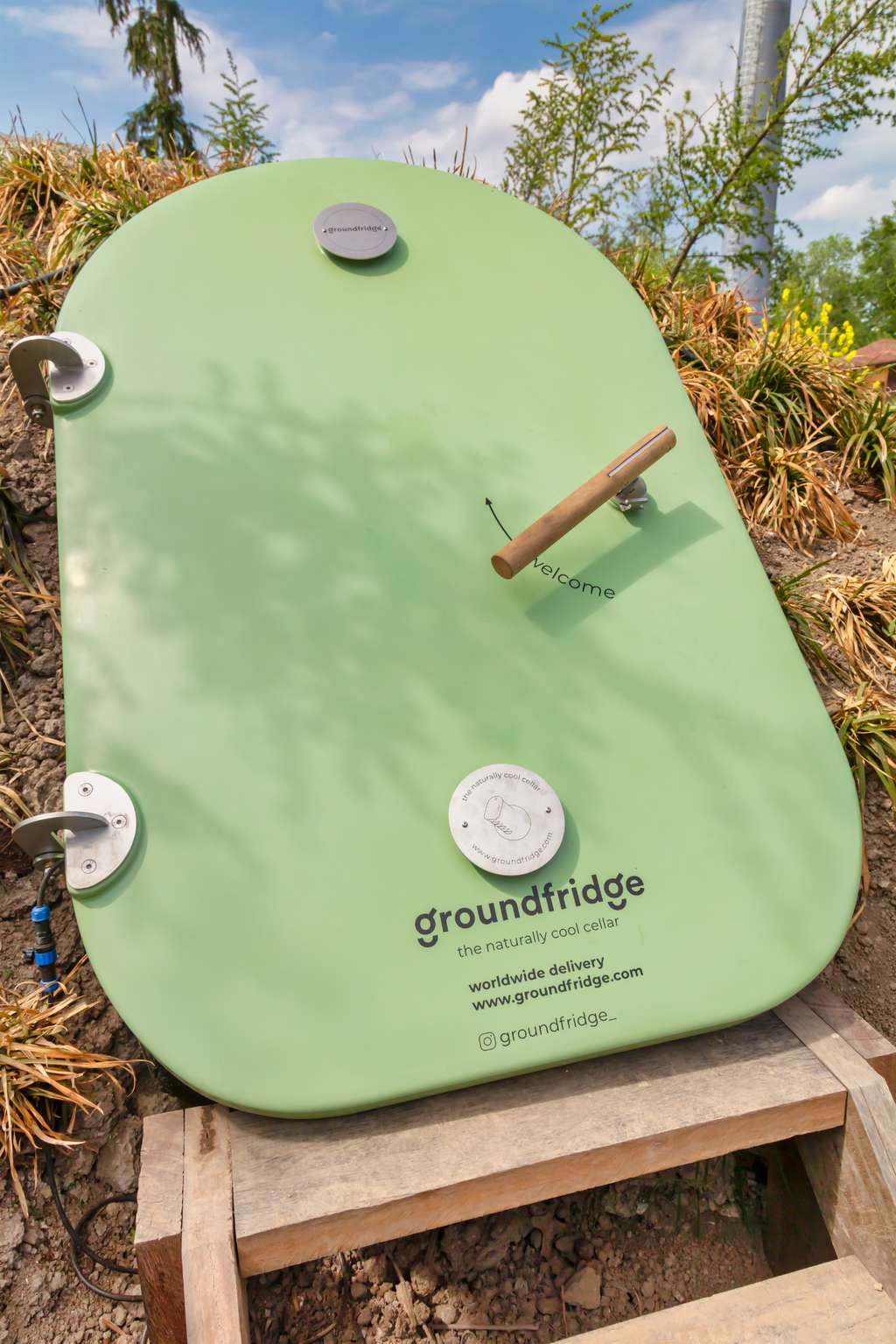 La porte verte du Grounfridge se fond dans la nature ! © Martin Bergsma, Adobe Stock 