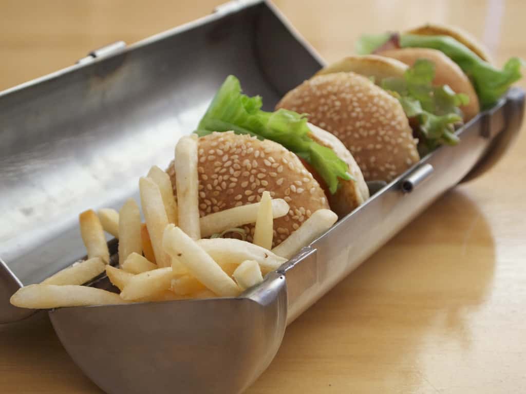 Les plats, des hamburgers-frites, sont transportés dans des boîtes métalliques dans un restaurant de Nouvelle-Zélande. Une technique inspirée de la science-fiction... © C1 Café