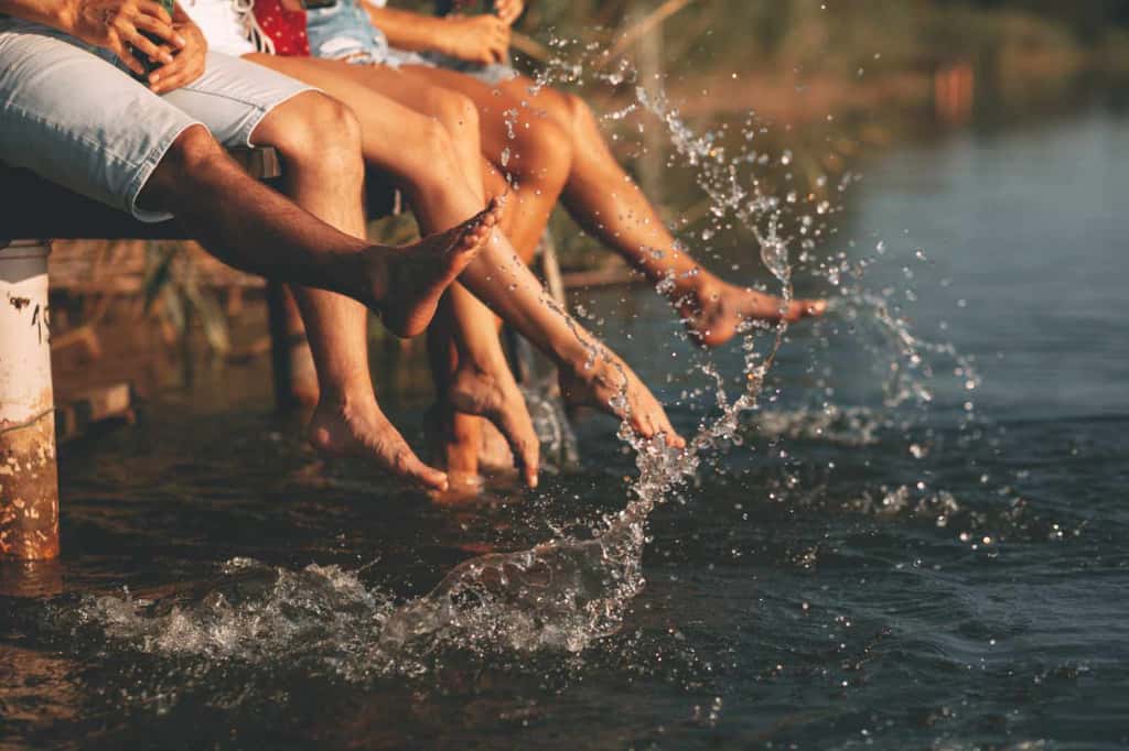 Avoir les pieds dans l'eau pour trouver un peu de fraîcheur cet été ? Oui, mais pas seulement... © djile, Adobe Stock