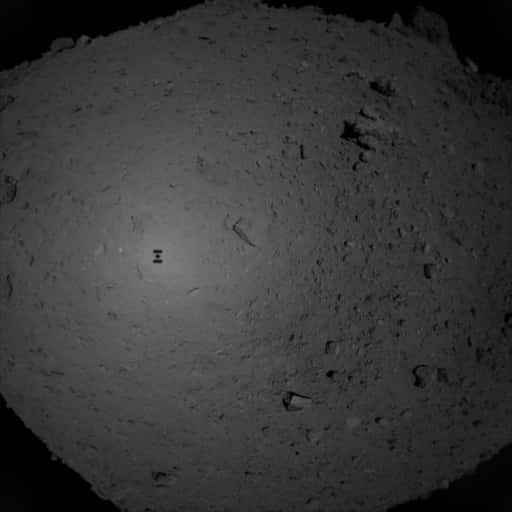 L'astéroïde Ryugu vu par la sonde japonaise Hayabusa 2 le 21 février 2019 à 23 heures 02, heure française, juste avant d'effectuer son <em>touchdown</em> pour prélever des échantillons de la surface. © Jaxa