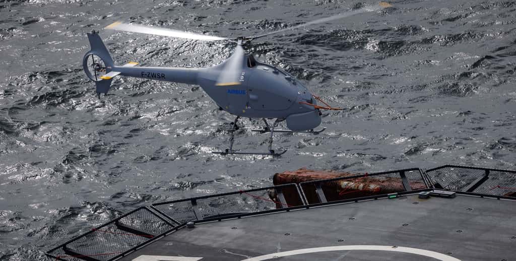 Basé sur un hélicoptère biplace populaire, le drone VSR700 devrait équiper la Marine nationale dans les prochaines années. © Airbus