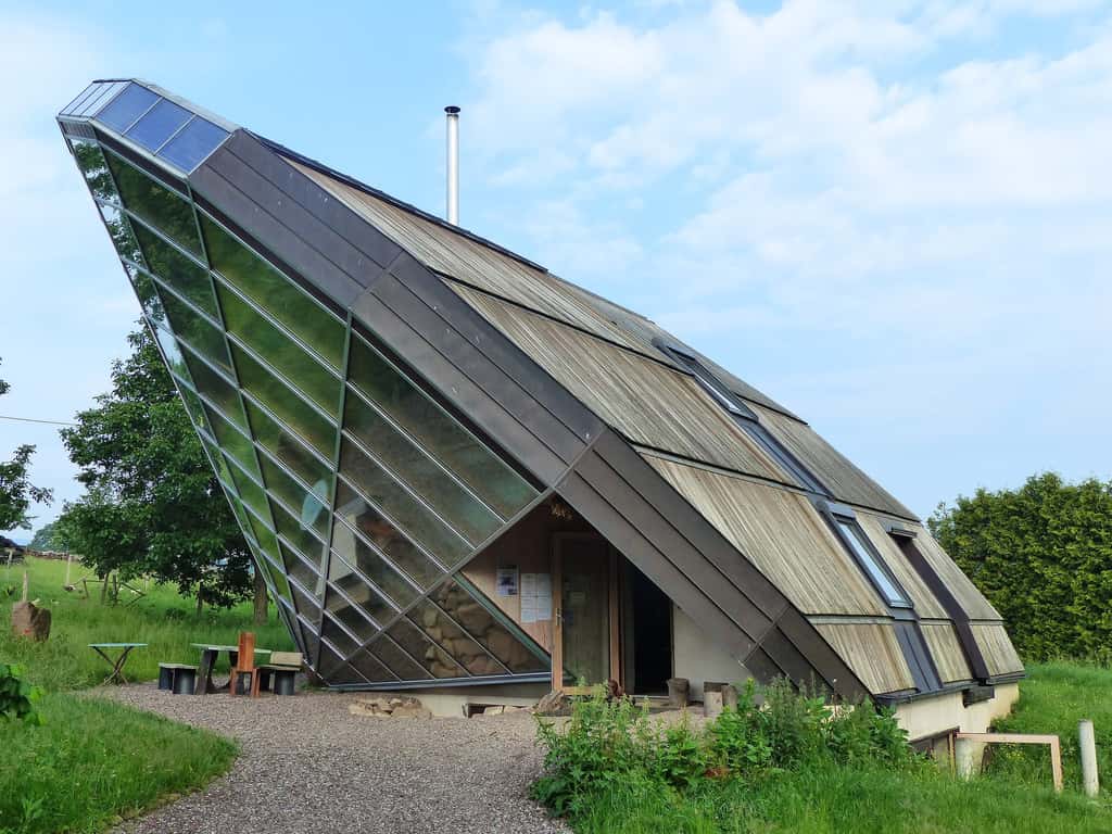 L'Héliodome de Cosswiller, en Alsace, ressemble à un diamant posé sur terre. Le concept de cette maison bioclimatique a reçu le premier prix du concours Lépine en 2003. © Laurent Jerry, <em>Wikimedia Commons</em>, CC by-sa 4.0
