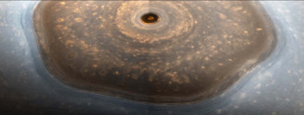 Gros plan sur l’hexagone du pôle nord de Saturne