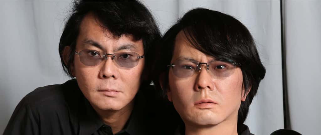 Hiroshi Ishiguro  avec le clone qu’il a créé à son image © Hiroshi Ishiguro Laboratories, ATR
