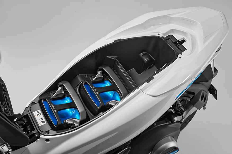 La batterie interchangeable Honda dans le scooter électrique PCX. © Honda