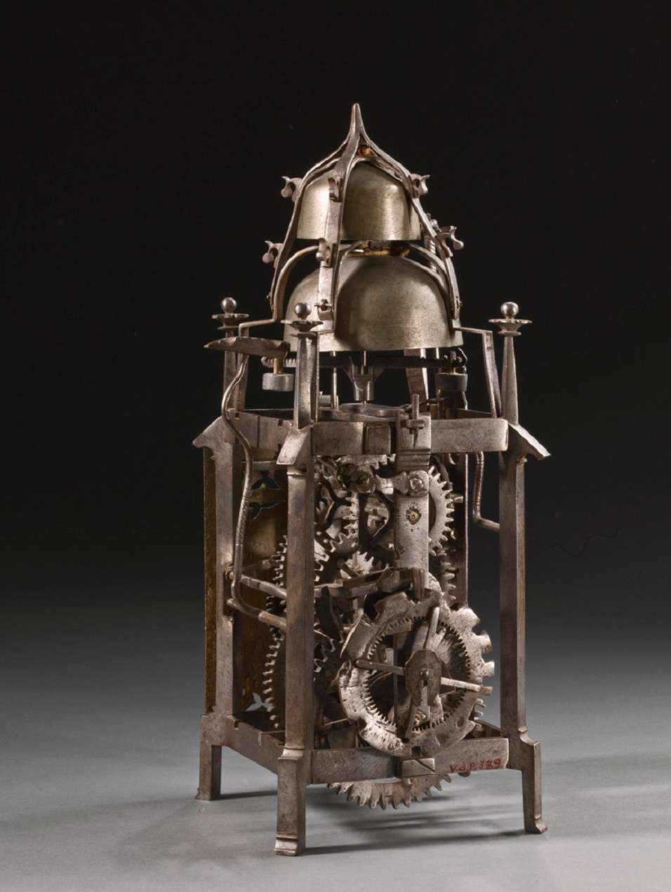 Horloge gothique à poids et foliot, Allemagne, XVI<sup>e</sup> siècle. Collection Musée royal d'Art et d'Histoire, Belgique. © Musées royaux d'Art et d'Histoire.