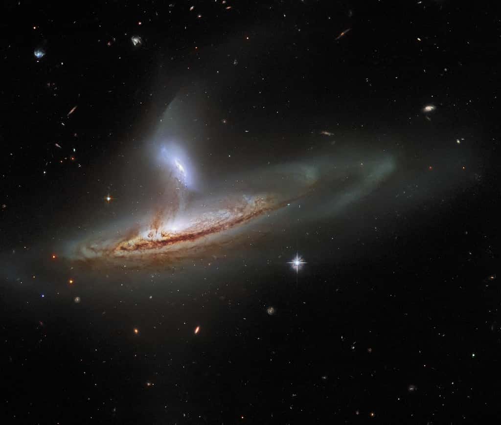 Arp 282 vu par Hubble. © ESA/Hubble & Nasa, J. Dalcanton, <em>Dark Energy Survey, Department of Energy</em> (DOE), <em>Cerro Tololo Inter-American Observatory</em>/NoirLab/<em>National Science Foundation/Association of Universities for Research in Astronomy </em>(Aura)<em>, Sloan Digital Sky Survey </em>(SDSS)<em>; Acknowledgment </em>: J. Schmidt