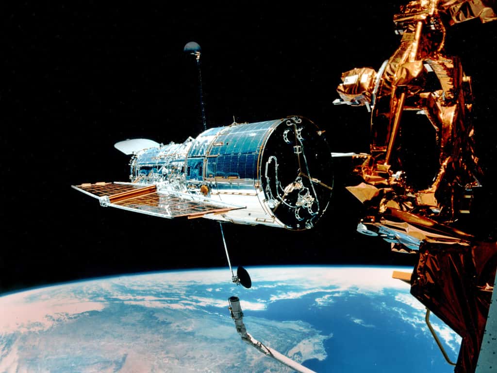 Une vue du télescope Hubble au voisinage de la navette spatiale en 1999. © Nasa