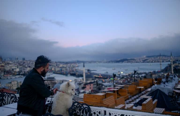 Un homme et son chien à Istanbul, le 2 janvier 2020. © Bulent Kilic, AFP, Archives 
