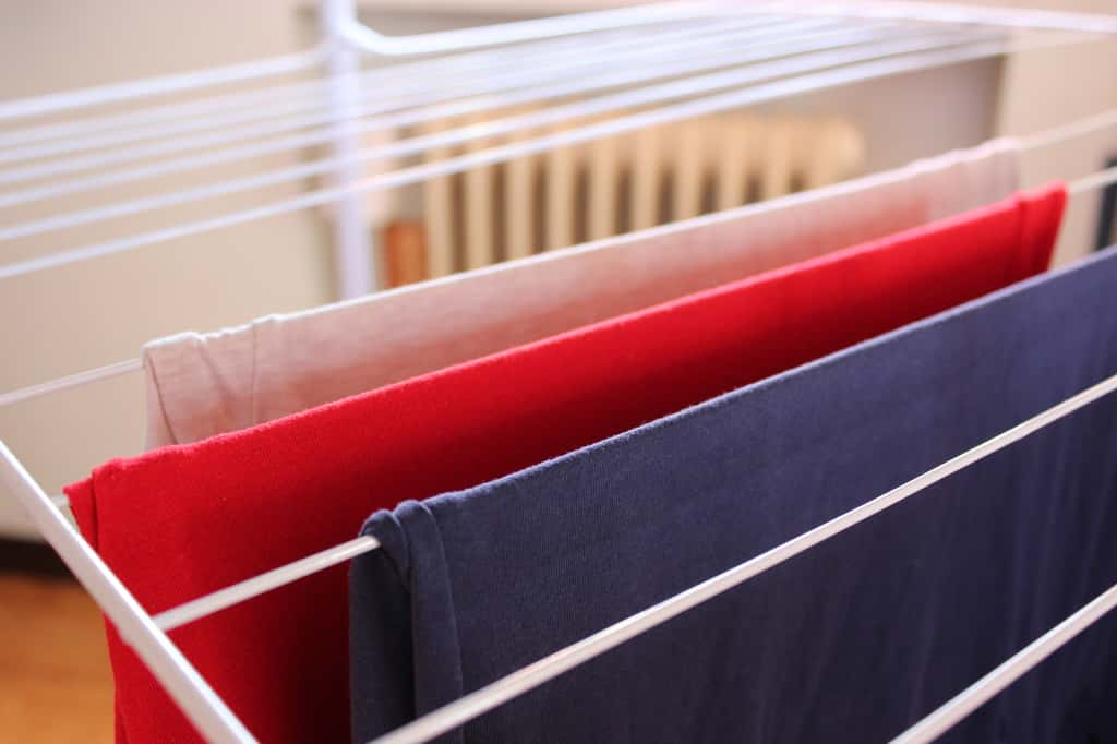 Du linge humide dans un intérieur déjà humide accentue le phénomène. © Sere Dipity, Adobe Stock