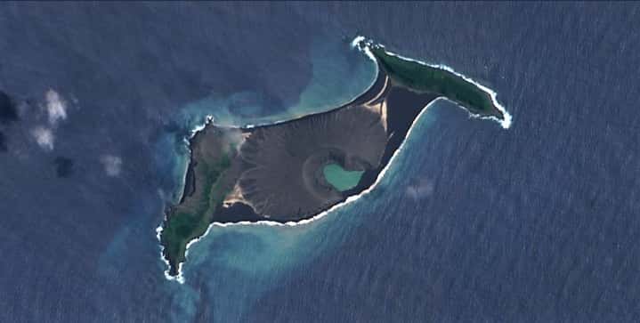 Hunga Tonga-Hunga Ha’apai, entourée de deux îles plus anciennes, vue par le satellite d'observation de la Terre Sentinel 2. © ESA