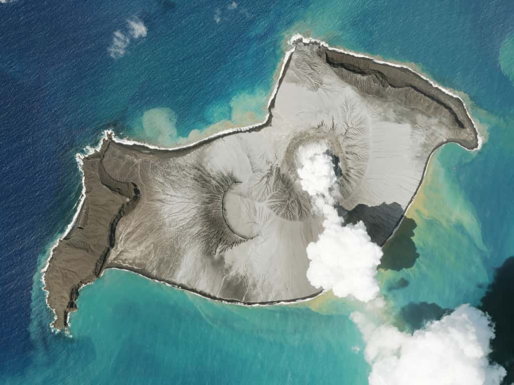 Il existe également des volcans sous-glaciaires, et même des volcans sous-marins ! Ici, le Hunga Tonga, dans le sud-ouest du Pacifique. © Richard, Adobe Stock