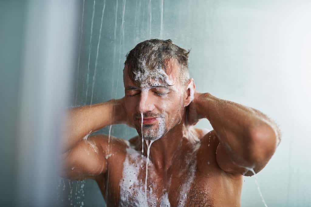 Douche du matin pour son action tonifiante ou douche du soir pour son effet relaxant. © Yakobchuk Olena