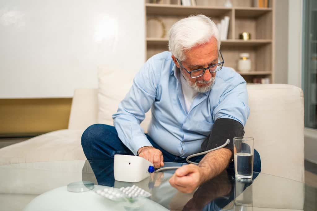 Bien prendre en charge son hypertension grâce à des médicaments diminue significativement le risque de démence et de troubles cognitifs. © Юлия Завалишина, Adobe Stock