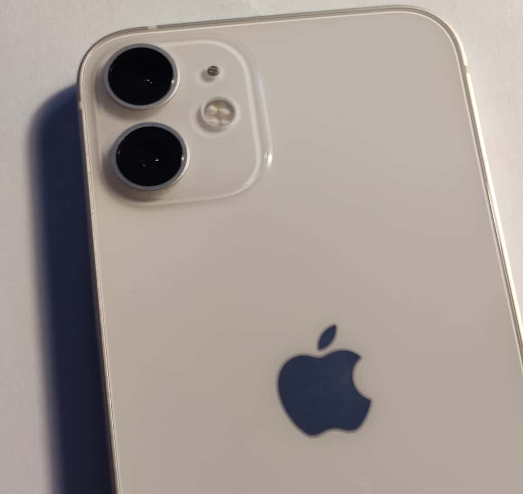 On retrouve exactement le même module photo que sur l’iPhone 12, à savoir une optique grand-angle, couplée avec un ultra grand-angle. © Futura