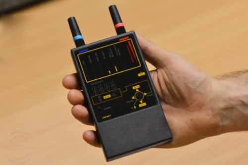 Un détecteur de balise GPS tels que le iProtect 1207i de Spytek est en mesure de capter les signaux GPS qu’enverrait un appareil et de vous permettre de repérer où la balise a été cachée. © Spytek
