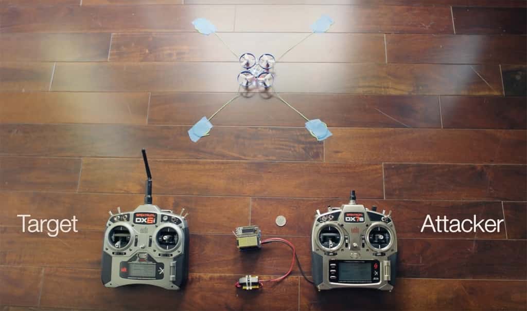 À gauche, la télécommande cible de l’attaque (<em>target</em>) qui contrôle le drone. À droite, la télécommande reliée au boitier Icarus qui attaque le protocole de communication DSMx et prend la main sur l’appareil. © Jonathan Andersson, Trend Micro