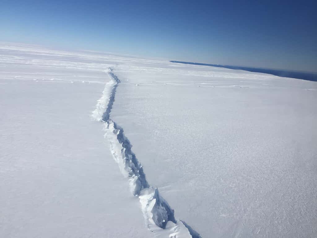Les responsables du projet Midas — un projet dont l’ambition est d’étudier les effets du réchauffement climatique sur la barrière de glace de Larsen C — ont rappelé ce jeudi que l’Antarctique est l’une des régions qui se réchauffent le plus vite. Sous l’effet du réchauffement climatique, la plateforme glaciaire de Larsen A s’est désintégrée en 1995. Celle de Larsen B en 2002. Quant à celle de Larsen C, elle pourrait aujourd’hui ne plus tenir qu’à un fil. Ici, la fracture qui s'étend à proximité du glacier de Pine Island, photographiée le 4 novembre 2016 lors d'un survol de l'Antarctique ouest dans le cadre du programme de la Nasa, IceBridge. © Nasa, Nathan Kurstz