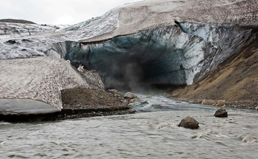 En Islande, la grotte sous-glaciaire des Kverkfjöll (un site de volcans actifs) a été formée par une source chaude souterraine. © Ilja Klutman, Flickr, CC by-nc-sa 2.0