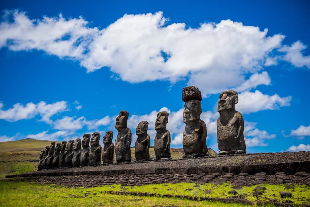 Les plateformes de pierre portant les mystérieuses statues de l'île de Pâques se situent près d'une ressource vitale : l'eau potable. © voltamax, Pixabay