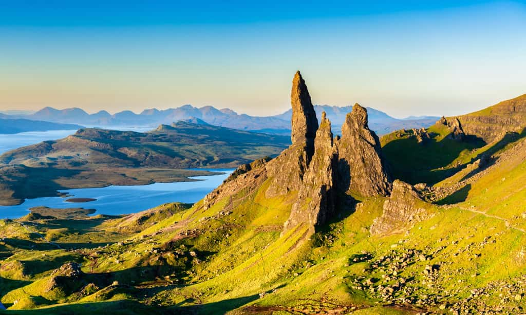 Les formidables paysages de l'île de Skye renferment un trésor bien caché : de nombreuses empreintes de dinosaures, réparties sur plusieurs plages. © Pawel Pajor, Adobe Stock