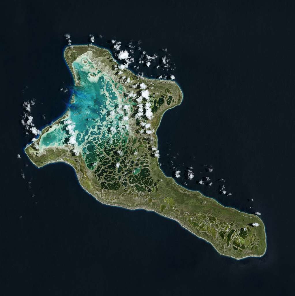 Situées dans l’océan Pacifique, les îles Kiribati (Océanie), dont l’altitude est peu élevée, sont gravement menacées par la montée des eaux. Cette image a été prise par Spot 6 en 2015. © Airbus DS, 2015