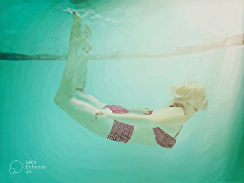 L’image traitée par Let’s Enhance : les membres de la nageuse apparaissent clairement et l’application a imaginé un motif pour son maillot de bain. © Vintage photos