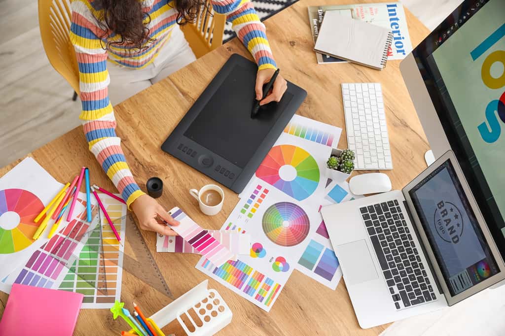 En plus de la maîtrise des logiciels de retouche photo et de création numérique, l'infographiste doit maîtriser la palette des couleurs et avoir un sens de l'esthétique très développé. © Pixel-Shot, Adobe Stock.