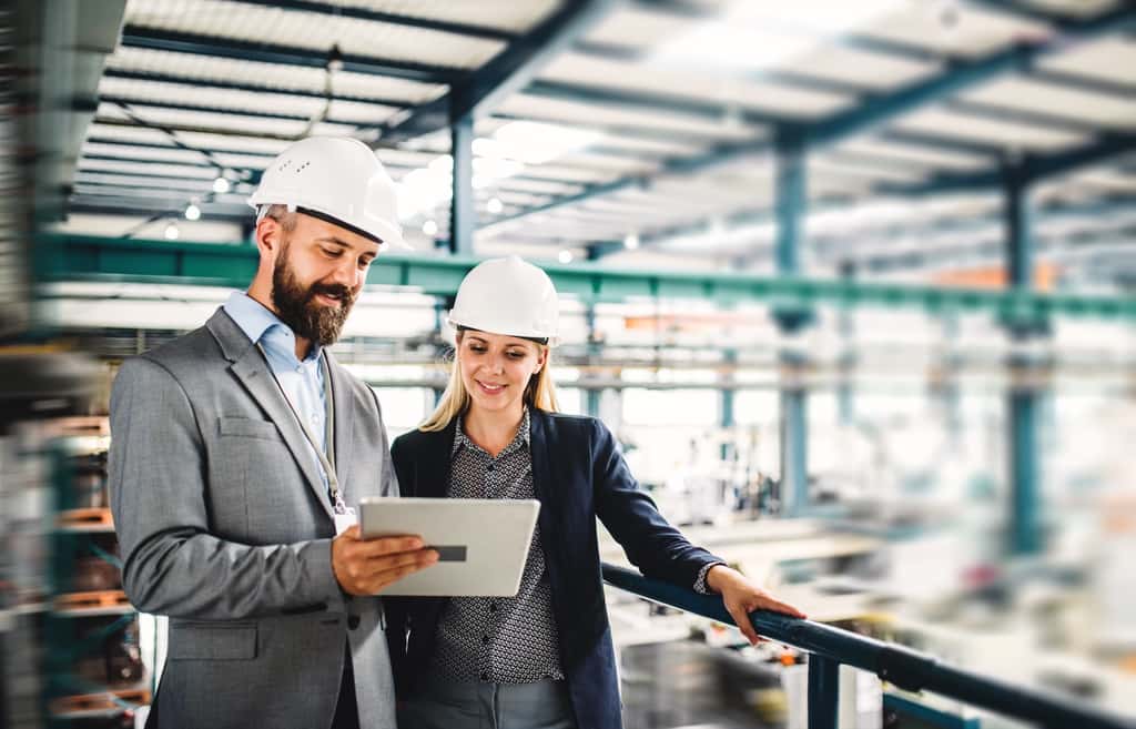 L’ingénieur en efficacité énergétique étudie et propose des solutions concrètes et sur mesure pour réduire l’utilisation de l'énergie tout en conservant un confort identique pour les occupants des bâtiments. © Halfpoint, Adobe Stock