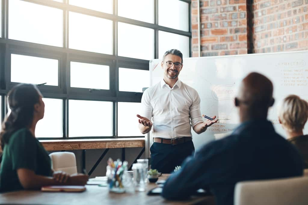 Lors d'un rendez-vous chez un client, l'ingénieur avant-vente vient appuyer le commercial pour détailler les spécificités techniques de leurs solutions et proposer au client un produit répondant exactement à leurs besoins spécifiques. © peopleimages.com, Adobe Stock