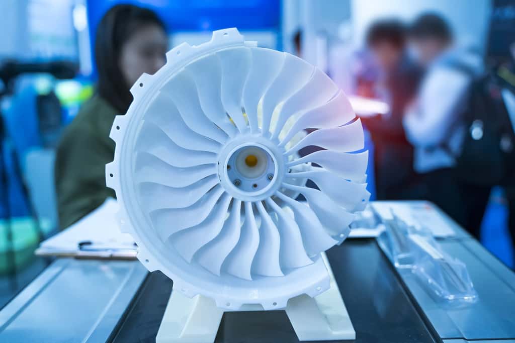 Parmi les grands défis des ingénieurs concepteurs moteur aéronautique : concevoir le moteur écologique d'un avion à empreinte carbone nulle. © xiaoliangge, Adobe Stock
