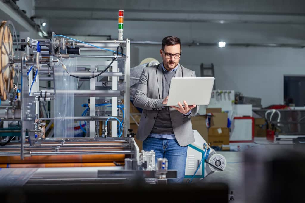 Après avoir développer et mis en place de nouvelles méthodes de production, l'ingénieur génie industriel contrôle la qualité des produits et des processus et apporte des corrections ou ajustements si besoin. © zorandim75, Adobe Stock.