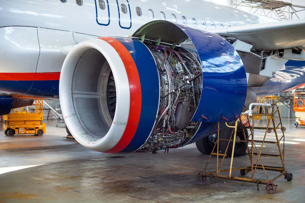 L'ingénieur&nbsp;aéronautique doit suivre un programme de maintenance&nbsp;très précis pour pouvoir garder les avions en service. ©&nbsp;evsafronov, Adobe Stock