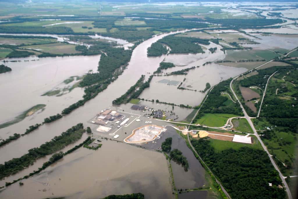 Lorsque d’intenses précipitations tombent en amont d’un cours d’eau, celui-ci voit son niveau monter et parfois, il déborde et sort de son lit, inondant ainsi les alentours. © <em>US Army Corps of Engineers</em>, Wikipédia, DP