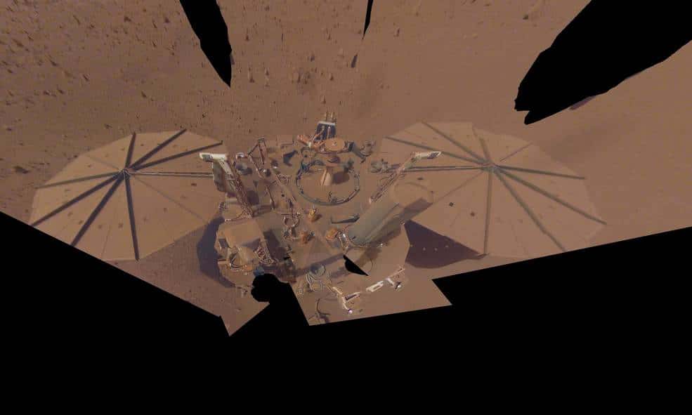 Image du selfie final pris par InSight le 24 avril 2022. L'atterrisseur est recouvert de beaucoup plus de poussière qu'il ne l'était dans son <a title="InSight nous envoie son premier selfie depuis Mars !" href="//www.futura-sciences.com/sciences/breves/insight-insight-nous-envoie-son-premier-selfie-depuis-mars-262/">premier selfie</a>, pris en décembre 2018, peu de temps après l'atterrissage. © Nasa