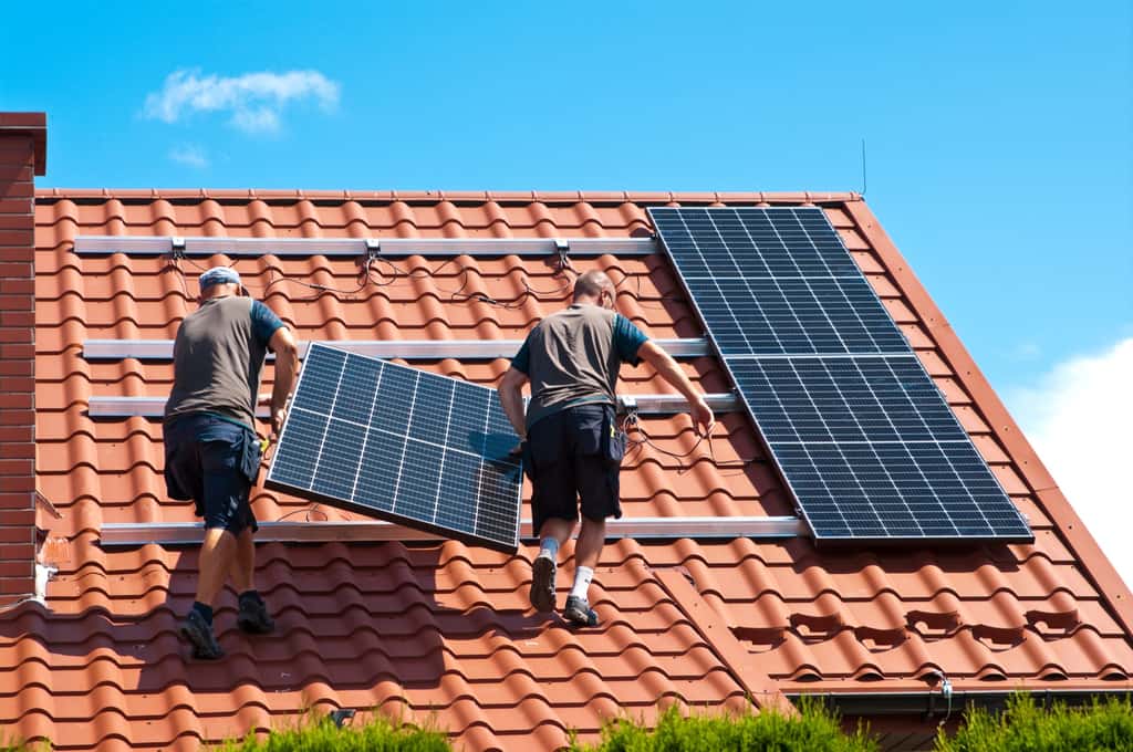 Des détails techniques à l'optimisation des retours sur investissement : voici comment réduire votre facture d'électricité grâce à l'énergie solaire. © AHatmaker, Adobe Stock