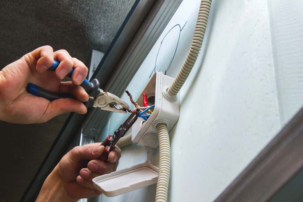 Avant de se lancer dans l'installation électrique d'une maison, il est important de connaître tout le matériel nécessaire et les normes électriques pour garantir la sécurité. © AVAKAphoto, Adobe Stock