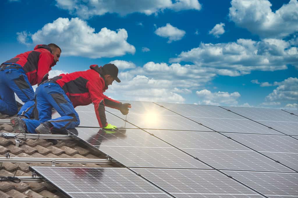 Installer des panneaux photovoltaïques chez soi permet d'apporter sa pierre à l'édifice dans la protection de l'environnement tout en profitant d'avantages pour sa propre consommation d'énergie. © mmphoto, Adobe Stock