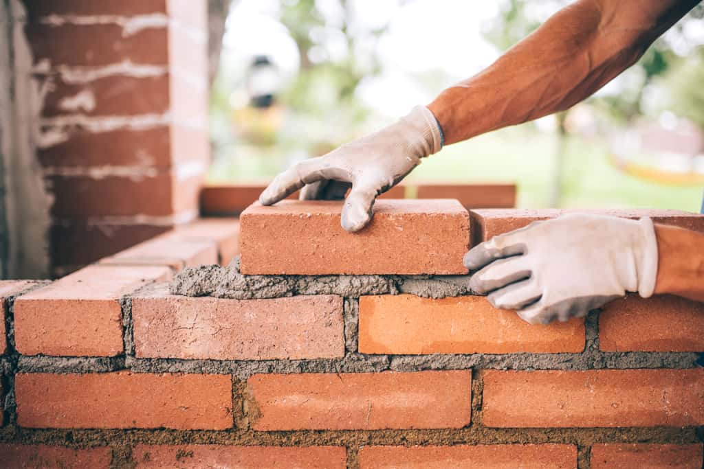 Lorsque vous monterez le foyer, pensez à bien décaler les briques ! ©Hoda Bogdan, Adobe Stock