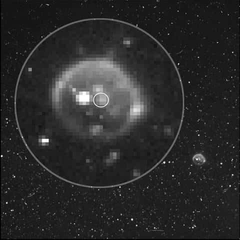 Juno a permis prendre cette image de Io avec l'instrument SRU, peu de temps après que Jupiter a éclipsé Io. La zone la plus brillante sur Io est soupçonnée d’être un effet d'un apport important et localisé de rayons cosmique sur la surface de Io. La lueur produite par l'activité de plusieurs des volcans d'Io est visible, y compris l'effet du panache volcanique encerclé sur l'image. © Nasa, JPL-Caltech,SwRI