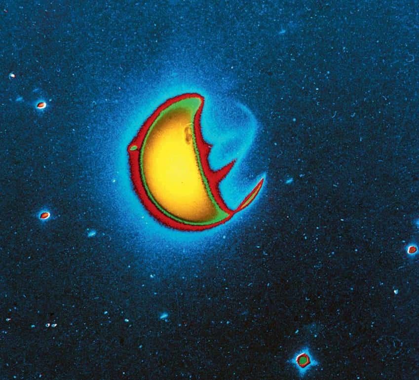 Cette image en fausses couleurs a été prise dans l'infrarouge par les astronautes d'Apollo 16 depuis la Lune. Le jaune vif indique l'émission diurne de l'oxygène atomique (O). Les émissions nocturnes des ions d'oxygène atomique (O<sup>+</sup>) dans l'ionosphère sont particulièrement visibles près de l'équateur. © Nasa