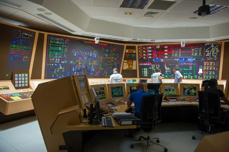Des techniciens de l'IRSN près du panneau de contrôle du simulateur lors d'un exercice de sécurité nucléaire à la centrale nucléaire de Civaux, le 22 septembre 2015. © Guillaume Souvant, AFP/Archives