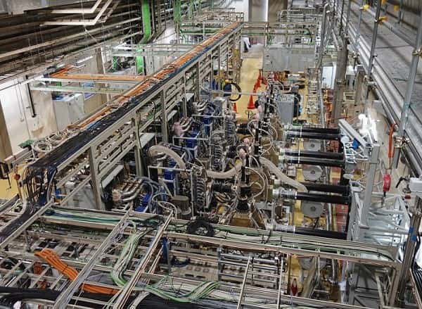 Une photo des cavités à radiofréquences de l'accélérateur linéaire à Rokkasho au Japon destiné à produire des flux de neutrons en bombardant une cible de lithium liquide avec des noyaux de deutérium. Les neutrons produits par les collisions entre ces noyaux seront ensuite dirigés vers les matériaux à étudier. © 2018, <em>ITER Organization</em>