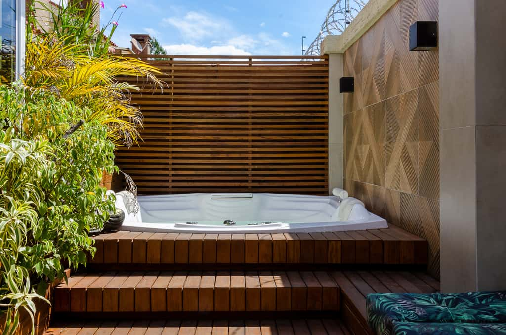 Un spa Jacuzzi peut être installé en intérieur ou en extérieur. © Graziella, Adobe Stock