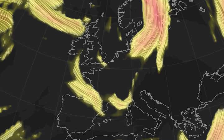 Le jet-stream va subir de grandes oscillations et former une boucle (qui apparaît discontinue, ici) sur le sud de la France le 28 août, permettant à l'air frais du nord de descendre sur le pays. © netweather.tv
